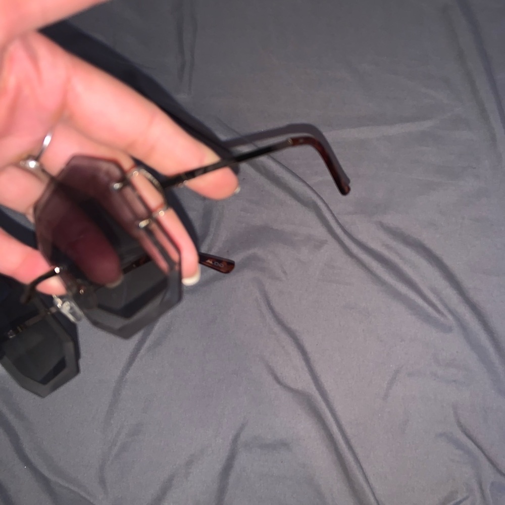 GREEN TINT SUNGLASSES - Picture 3 of 4